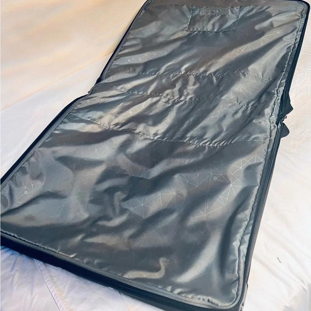 Samsonite constructed zipper